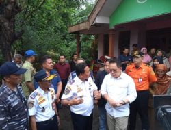 Pj. Gubernur Jawa Timur Berikan Santunan kepada Keluarga Korban Tenggelamnya KLM Fajar Lorena Safari