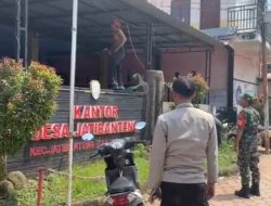 Kecewa kepada Kades Jatibanteng Pak Ndin Ngamuk dan merusak Fasilitas Publik di balai desa dengan Menggunakan Clurit