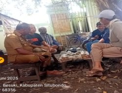 Dipimpin Kepala Desa Husamah Bahres, Pasukan Sholawat Nariyah Bersama Warga Bersihkan Lumpur Pasca Banjir Bandang di Desa Besuki