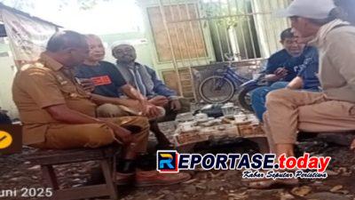 Dipimpin Kepala Desa Husamah Bahres, Pasukan Sholawat Nariyah Bersama Warga Bersihkan Lumpur Pasca Banjir Bandang di Desa Besuki
