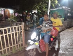 Dipimpin Kepala Desa Husamah Bahres, Pasukan Sholawat Nariyah Bersama Warga Bersihkan Lumpur Pasca Banjir Bandang di Desa Besuki