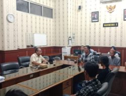 Eko Siti Jenar Dobrak Rapat Banmus DPRD Situbondo, Kritik Kunker dan Tuntut Efisiensi