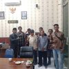 Puluhan Warga beberapa saat lalu datangi DPRD untuk mengadukan permasalahan pelik yang selama ini mereka alami.Terkait sengketa tanah tambak di Desa Kalianget Kecamatan Banyuglugur