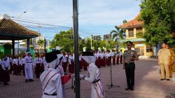 Kapolres Situbondo Jadi Pembina Upacara di SDN 3 Patokan, Edukasi Anak Berani Lawan Bullying dan Tertib Berlalu Lintas