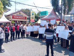 Didampingi LSM SITI JENAR, Puluhan Warga Karangmalang Datangi Polres Situbondo dalam Aksi Damai